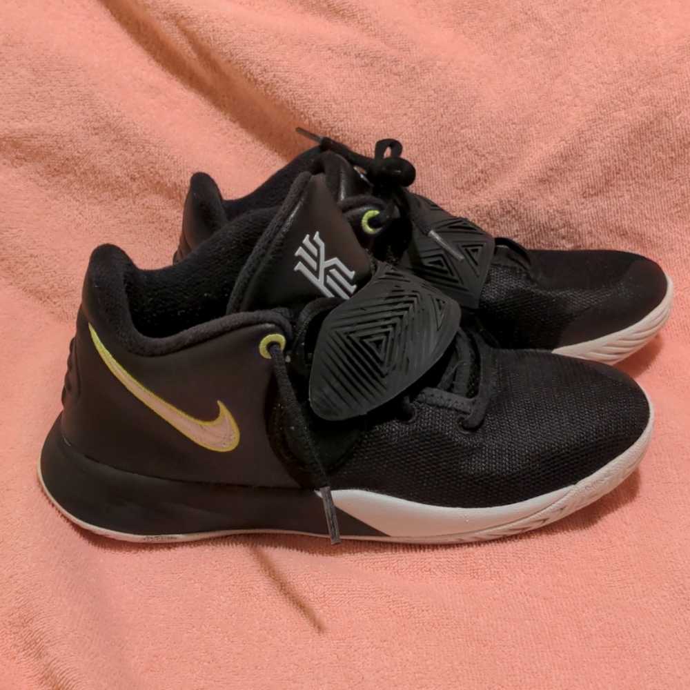 Kids' Nike Kyrie Flytrap III Basketball Shoe